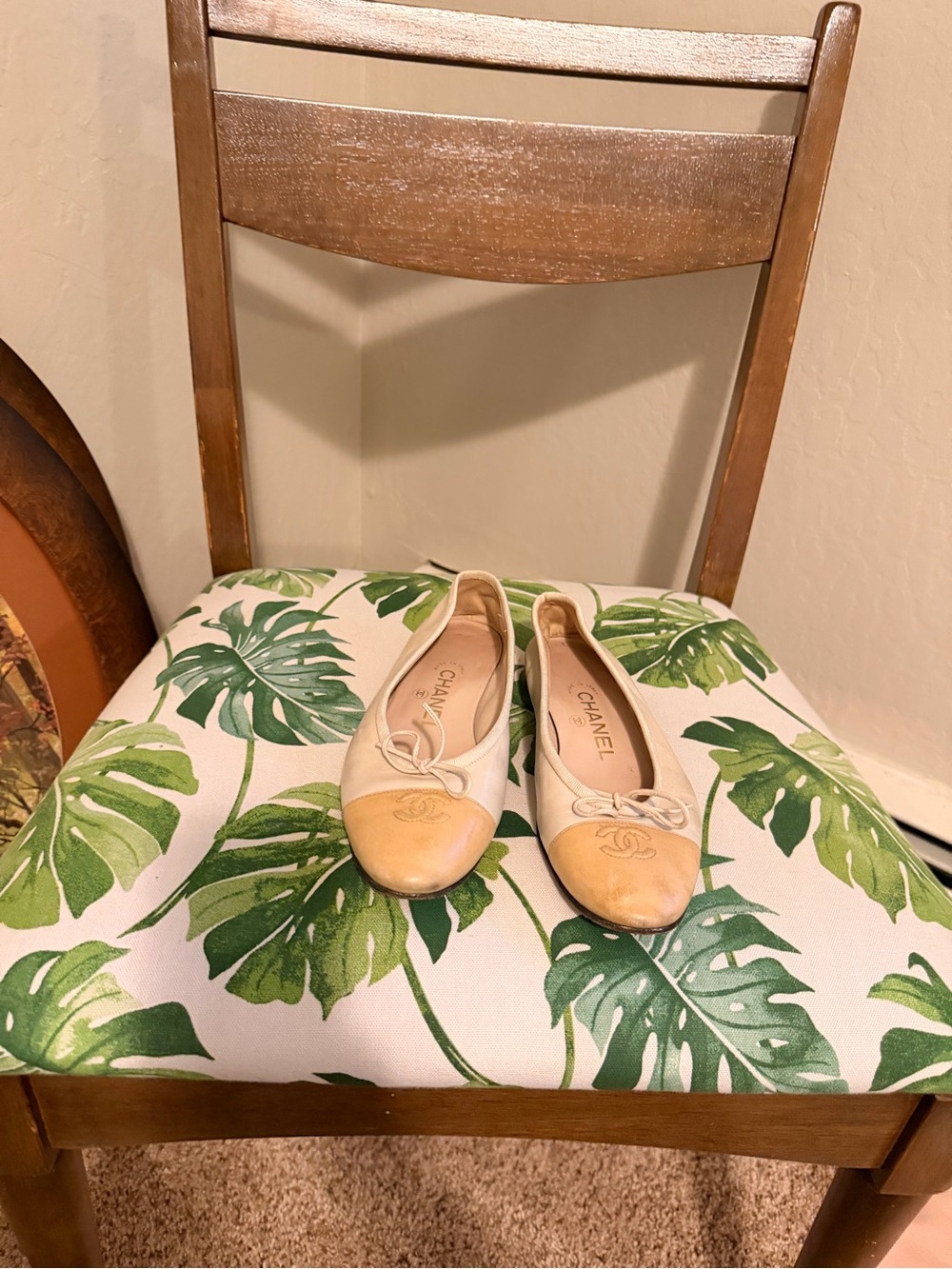 CHANEL Two-Tone Cream and Tan CC Logo Ballet Flats size 35.5 - Picture 3 of 3